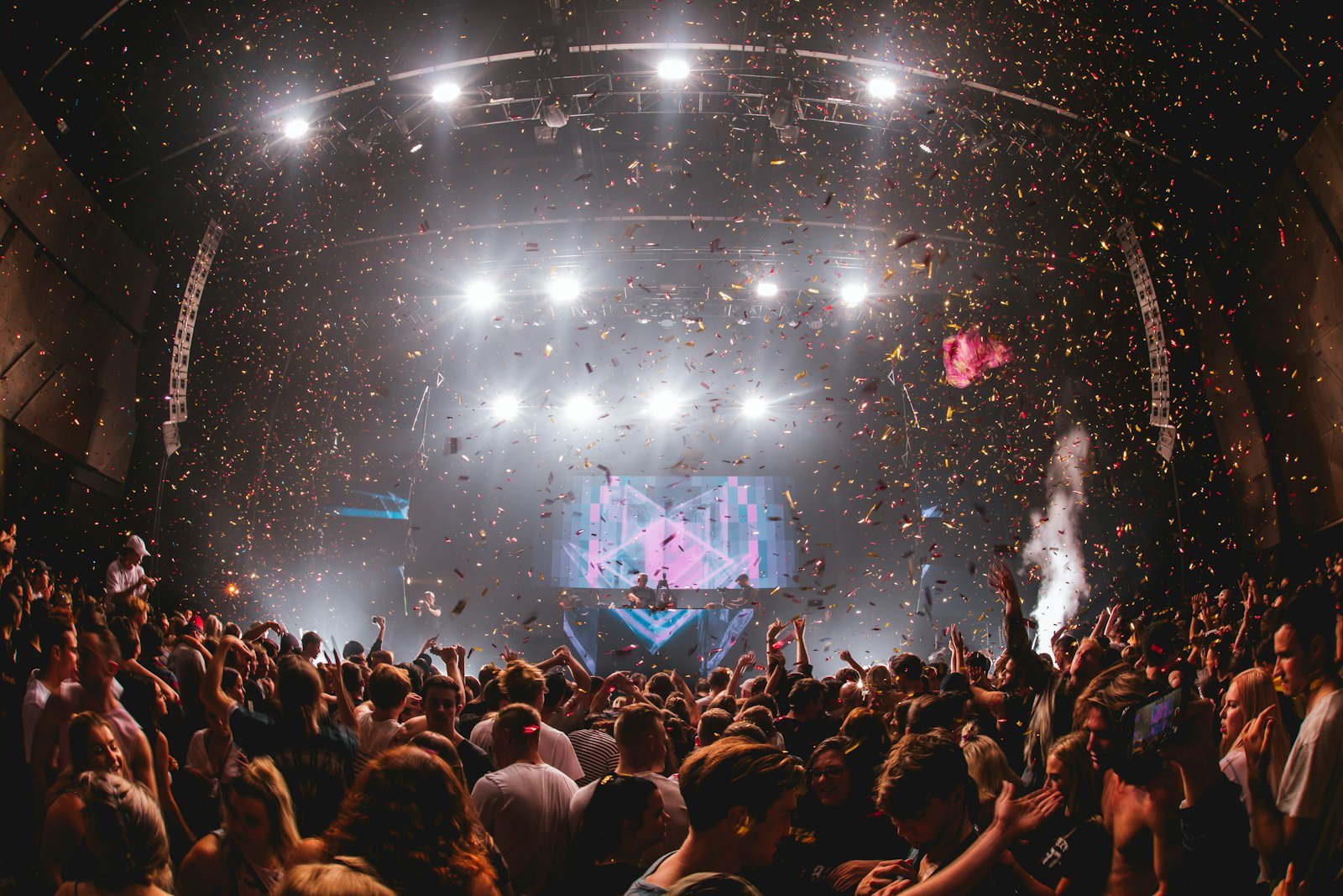 Confettis au-dessus d'une foule de concert
