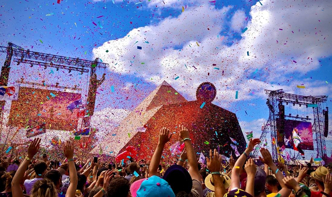 Festival en plein air sous les confettis