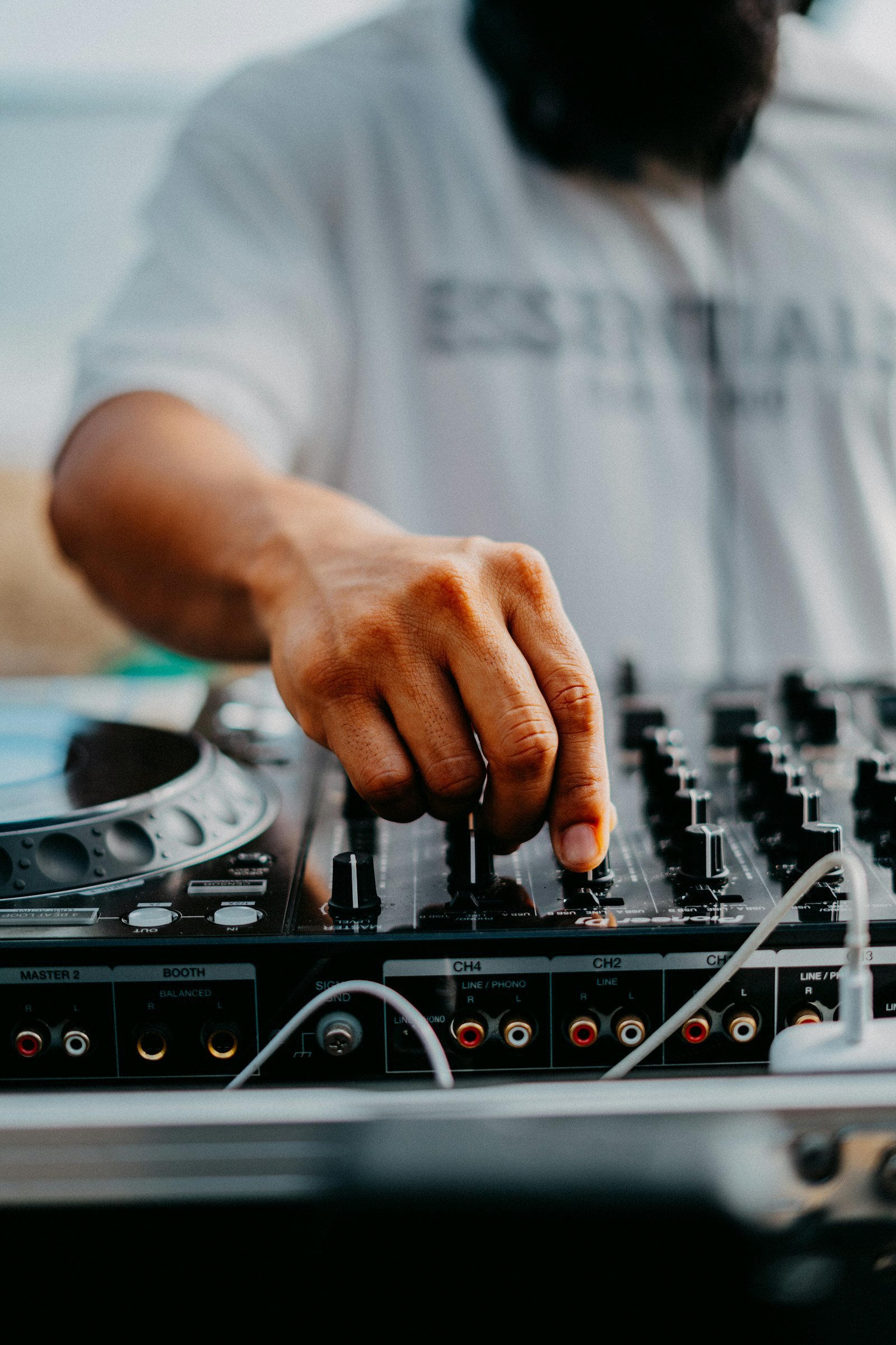 DJ mixant un morceau sur une platine vinyle