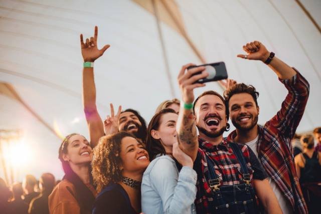 Public prenant un selfie lors d'un festival