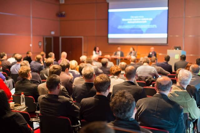 Conférence d'entreprise devant un large public
