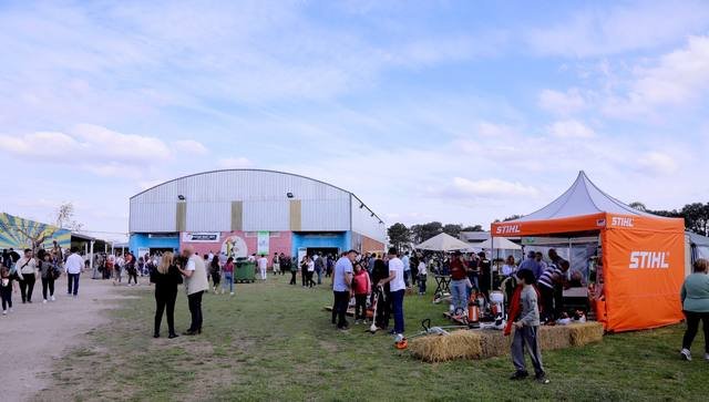 Foire en plein air avec stands et visiteurs