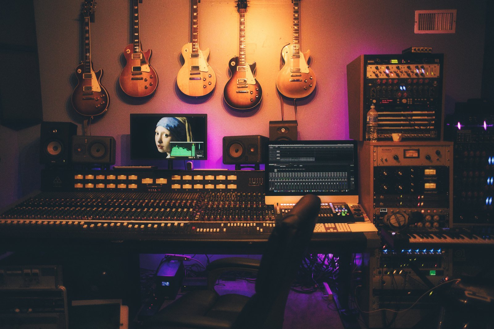 Studio d'enregistrement avec console de mixage